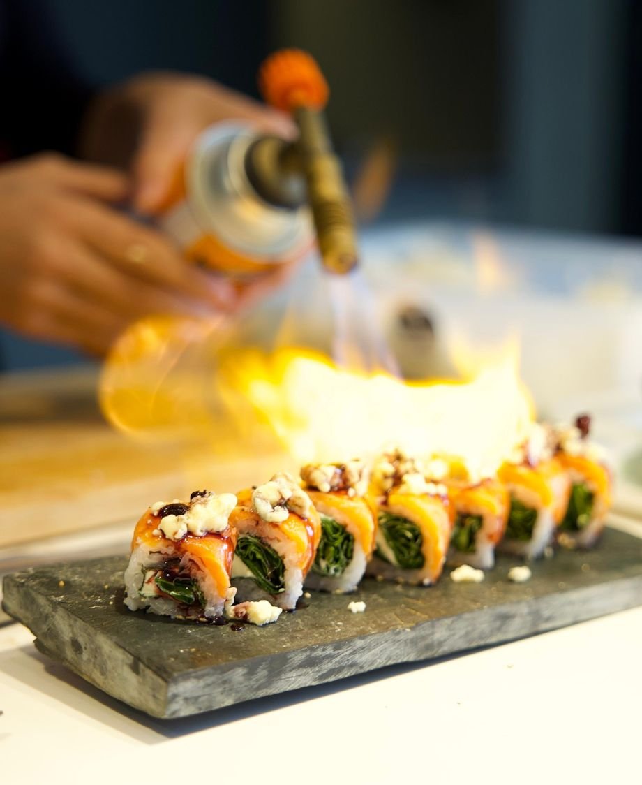 El oficio del sushi: arroz recién preparado en las manos