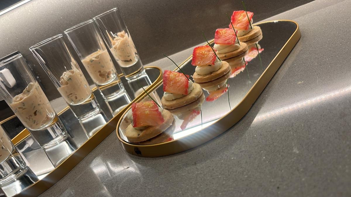 Mesa de catering de sushi para evento